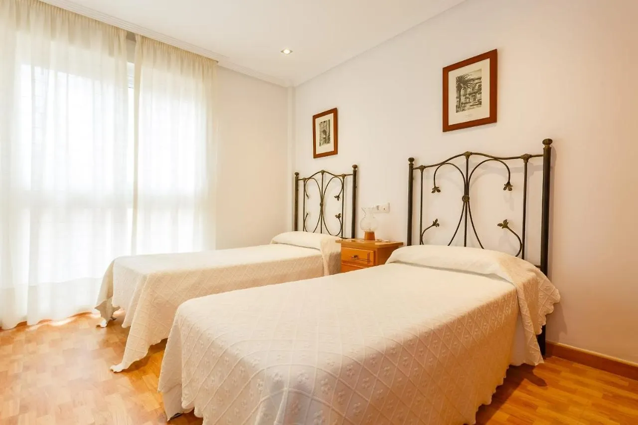 Gatu Villa Elvira Junto Al Hospital Y Playa 2 Dormit Y 2 Banos, Preferente Mayores De 25 Anos Y Familias Cadiz Spain